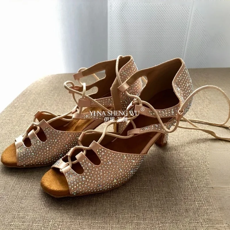 รองเท้าเต้นลาตินสำหรับผู้หญิง ผ้าซาตินสีเนื้อ ประดับคริสตัลขนาดใหญ่และเล็ก รองเท้าเต้นรำส้นบาน 9 ซม. สำหรับเท้าแคบ ปรับขนาดได้