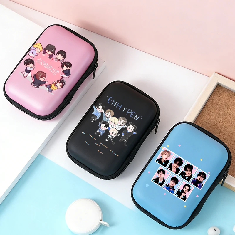 ENHYPEN Datenkabel-Aufbewahrungstasche KPOP Herren-Team-Print Karten-Aufbewahrungsbox Deck-Boxen Karten-Organizer Reise-Tragbare Kartenhülle Geschenk
