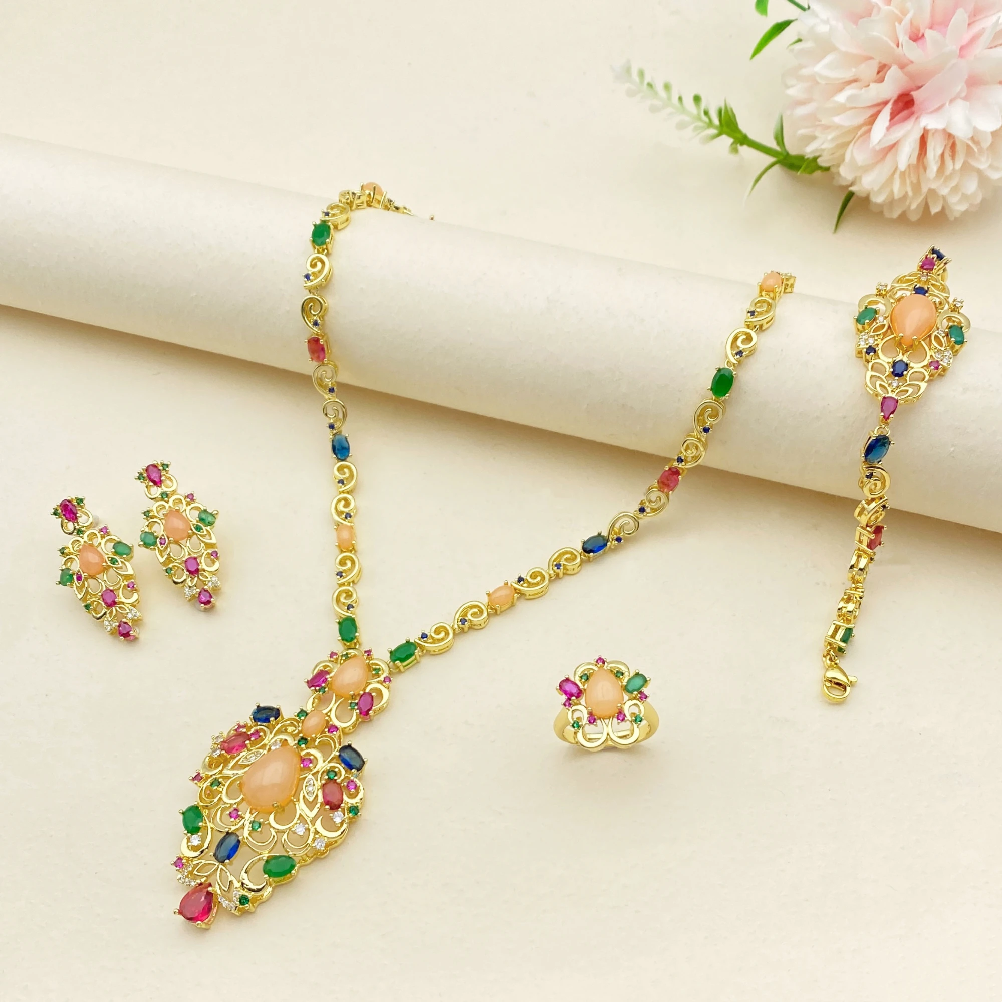 

Романтический набор украшений Flora из позолоченной меди с цирконием для женщин: кольцо, подвеска, серьги, браслет – идеальный подарок на праздник