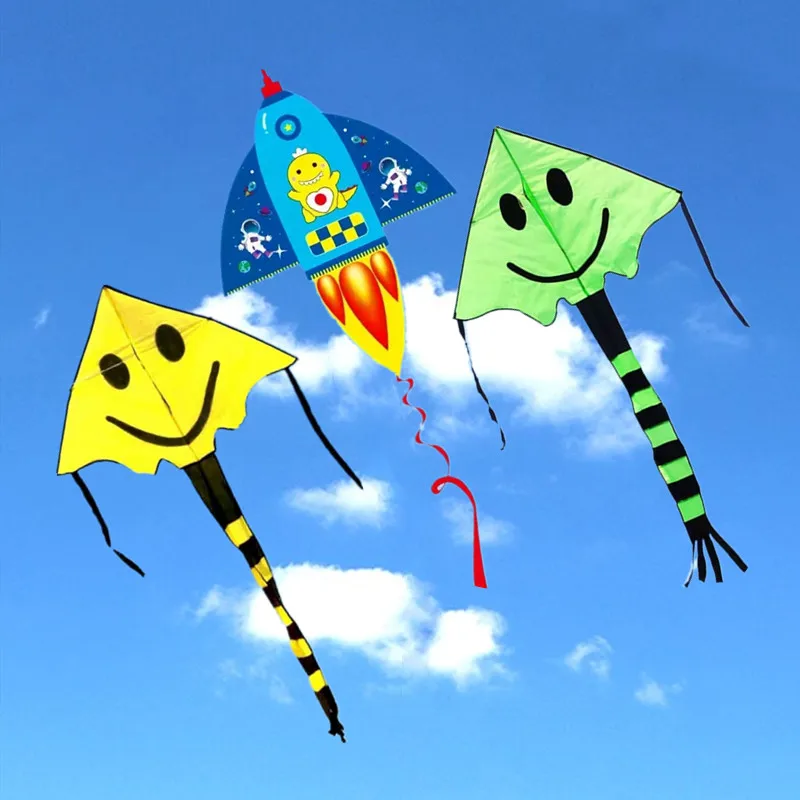 ว่าวหน้ายิ้ม ว่าวเด็ก ของเล่นว่าวแบบมีรอก ว่าวบินกลางแจ้ง ว่าวไนลอนริปสต็อป ว่าวปีกบิน สายร้อยว่าว ของเล่นว่าวการ์ตูน ว่าวรูปงู
