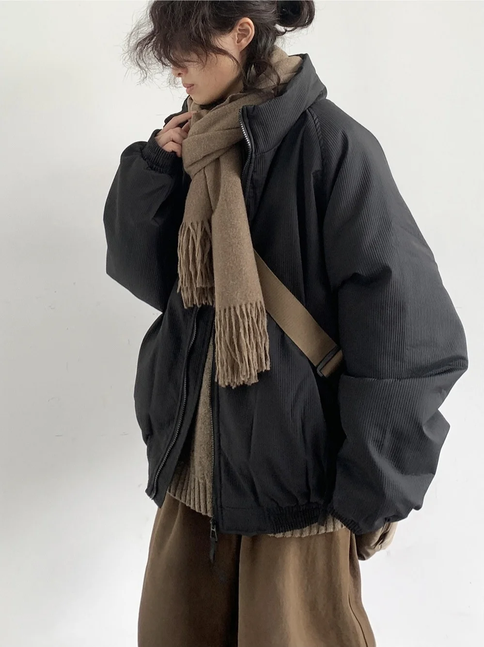 Neutralny amerykański retro płaszcz damski w pionowe paski z bawełny, uniwersalny, ocieplany, zapinany na zamek, długi płaszcz.