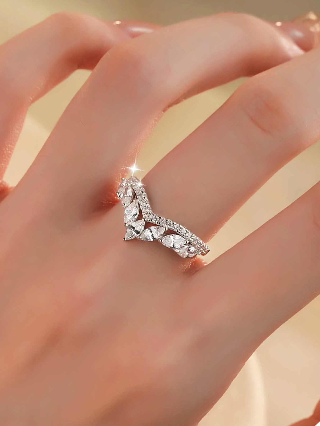 خاتم خطوبة من الفضة الإسترليني S925 بتصميم عصري على الطراز الفرنسي على شكل حرف V مرصع بالألماس، مناسب لمشاهد الزفاف، هدية لمحبيك في الذكرى السنوية، خيار أفضل لهدايا عيد الحب، مجوهرات راقية للنساء