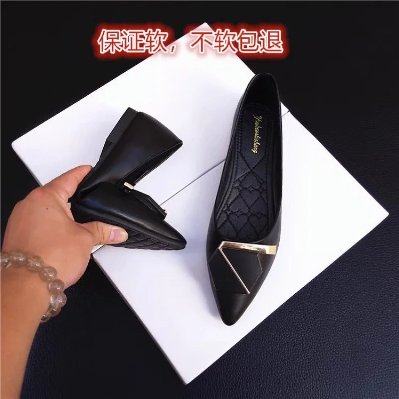 Spring/Summer 2024 New Women\'s Middle Heel Flat Shoes Soft Leather Pointed Metal Buckle Fashion Work Women\'s Shoes Casual Shoes