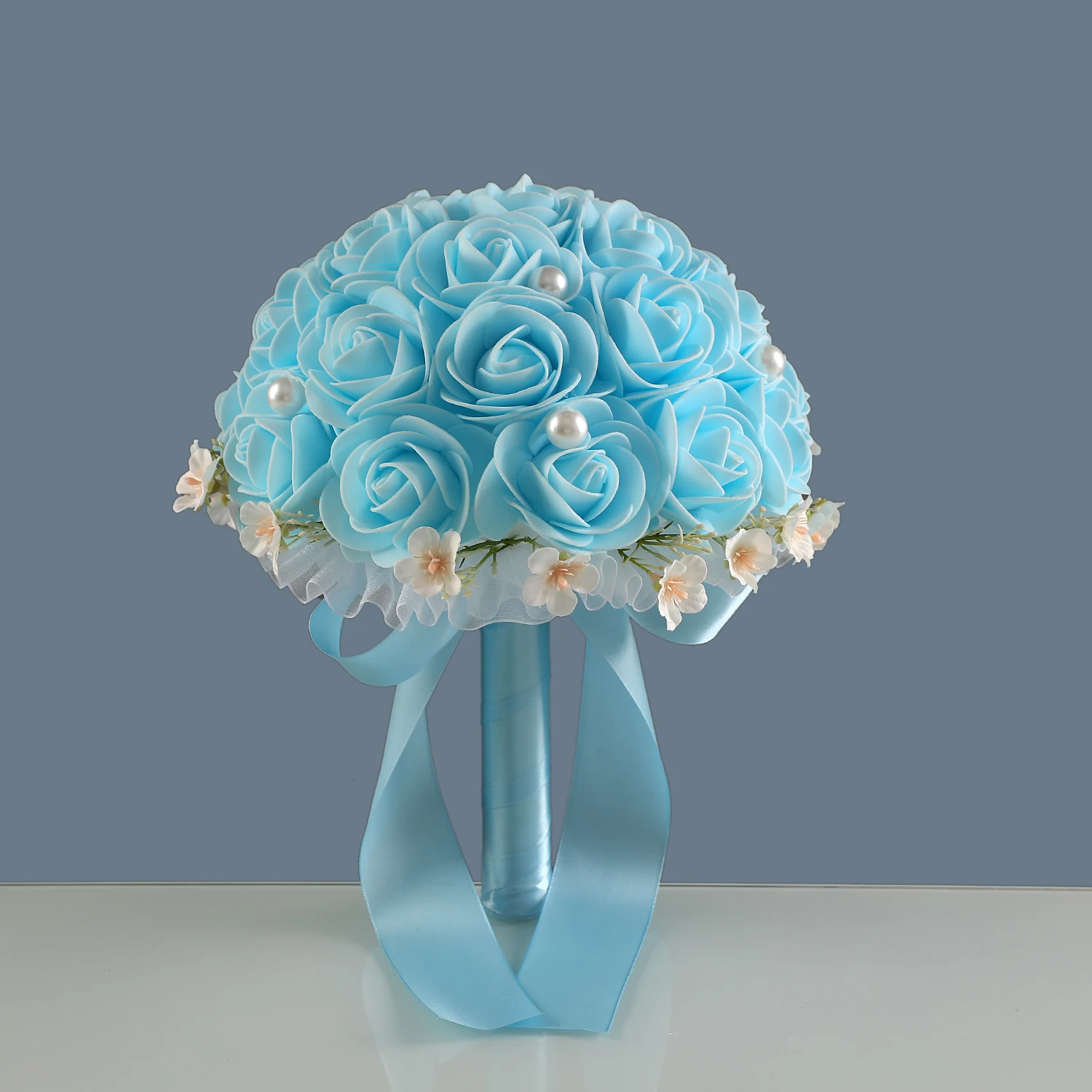 rosas-artificiais-elegantes-e-fitas-de-renda-para-o-buque-de-casamento-da-noiva-–-o-casamento-e-o-noivado-perfeito