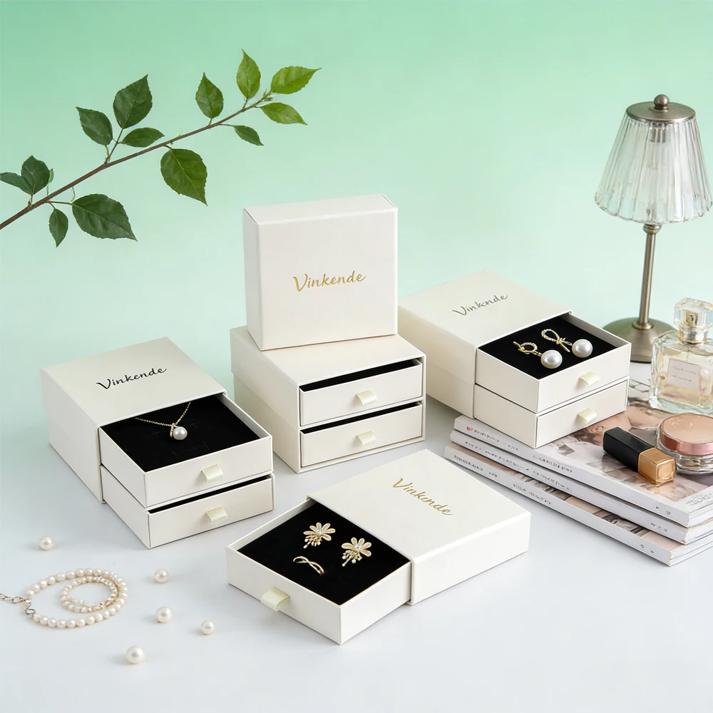 

100 шт., бежевая шкатулка для драгоценностей с ящиком, 9x9x2,5 см, раздвижная бумажная коробка для сережек, индивидуальный логотип, ювелирные изделия, браслеты, органайзер для колец, подарочный чехол