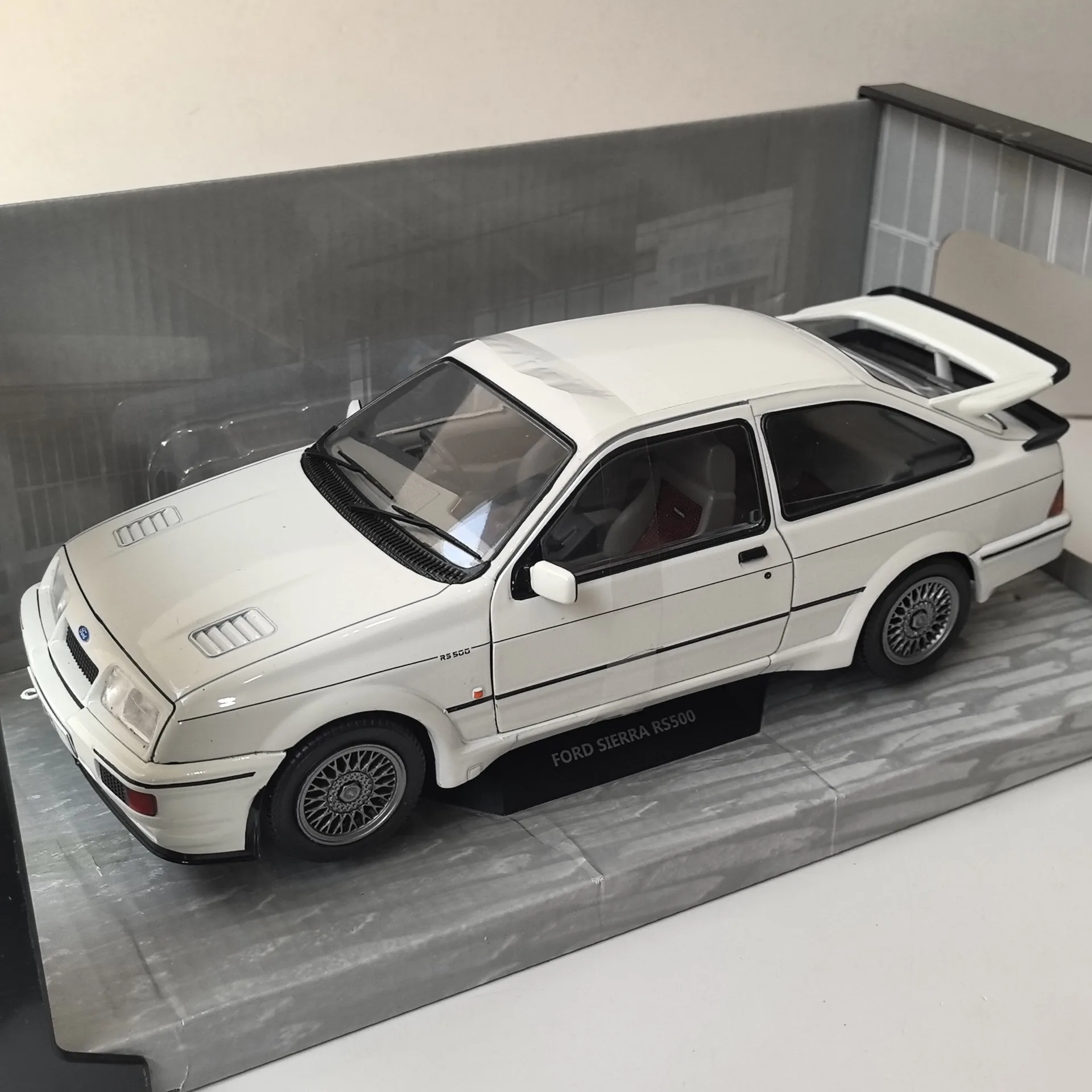

Diecast SOLIDO 1/18 Scale FORD SIERRA RS500 1987 Alloy Car Model Collectible Toy Gift Souvenir Display Ornament