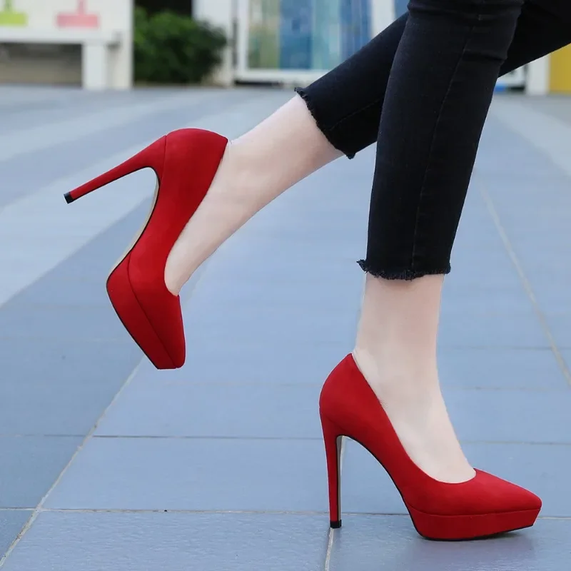 Zapatos rojos concisos para mujer de oficina, zapatos de tacón fino de 12CM con punta estrecha, tacones poco profundos con plataforma, novedad de 2025, zapatos de tacón sólidos aterciopelados para boda 46