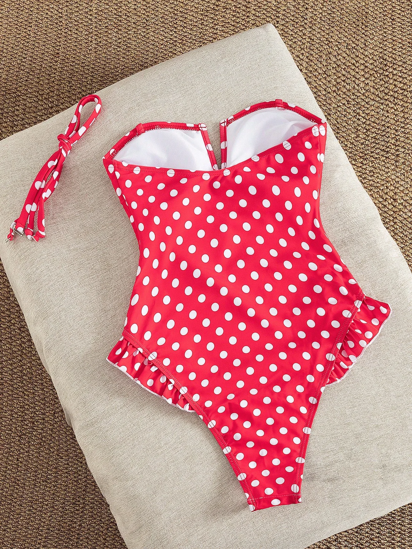 

Женский цельный купальник в горошек с отстегивающимися бретелями, рюшами и V-образным вырезом для пляжа