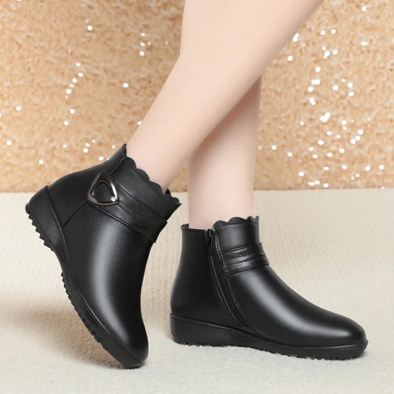 AIYUQI Mom\'s Snow Boots Genuine Leather Flat Bottom Anti slip Large Size Women\'s Short Boots Winter Wool Warm Women\'s Snow Boots