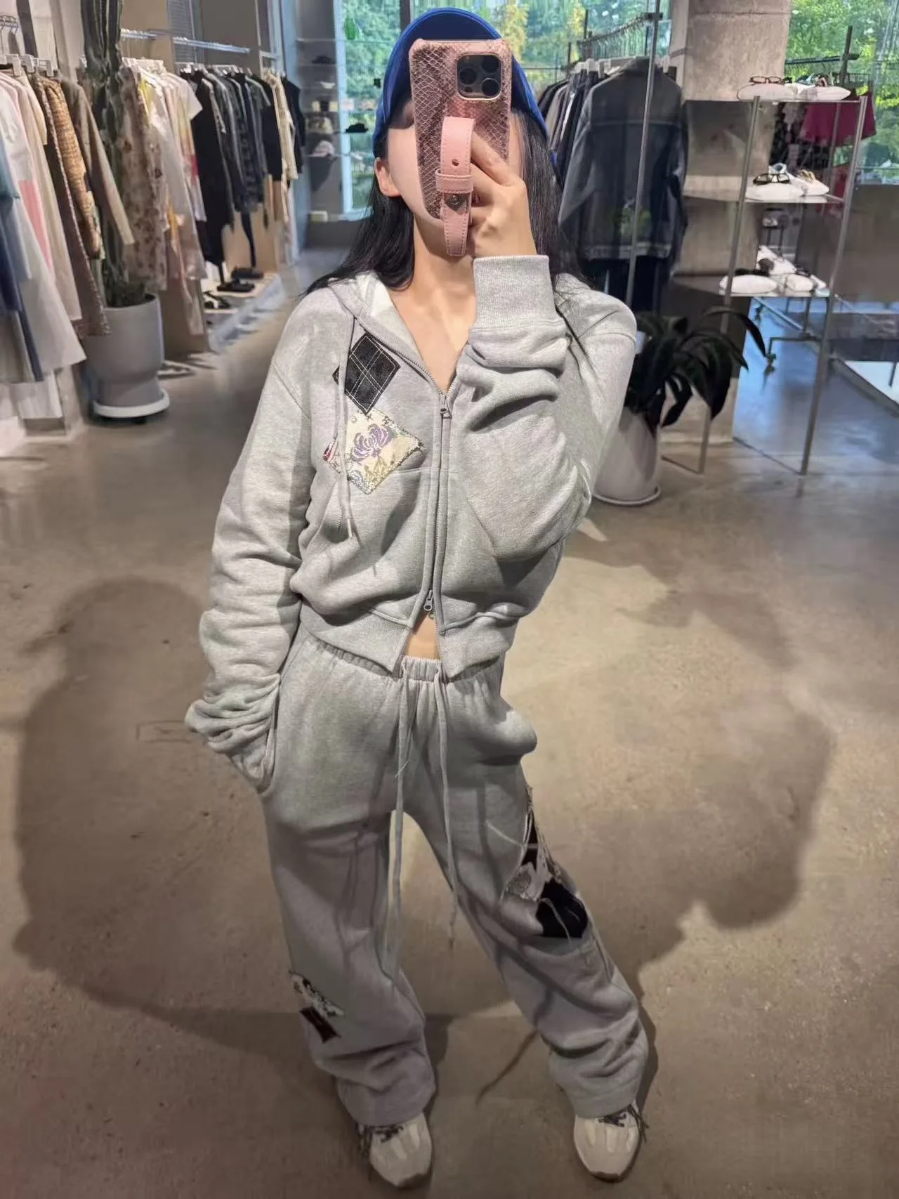 

Комплект: куртка с капюшоном, вышивкой и пэчворком, и брюки прямого кроя. Женская модная корейская одежда для осени, зимы и весны.