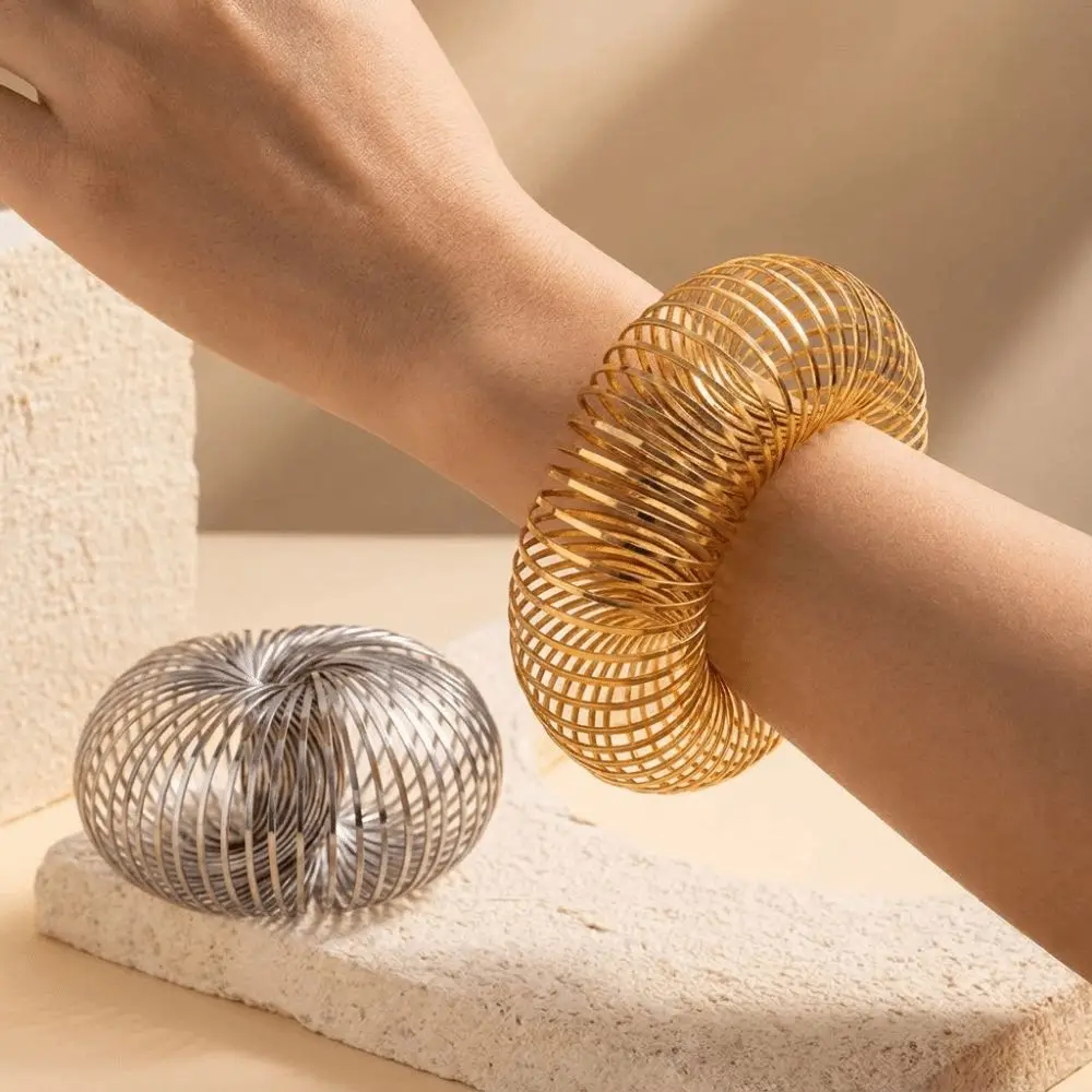 Bold Alloy Geometric Bracelet Flat Wire Spring Mechanism Retractable Bangle Round Shape Openwork Coil Cuff Bracelet Gift
