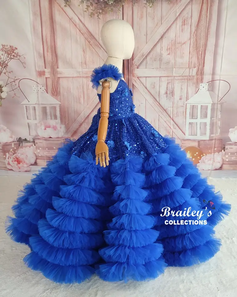 Sukienki na konkurs piękności dla dziewczynek w kolorze królewskiego błękitu, sukienki dla dziewczynek sypiących kwiatki na wesele, szyte na miarę cekinowe sukienki dla dzieci z falbankami na przyjęcie urodzinowe.