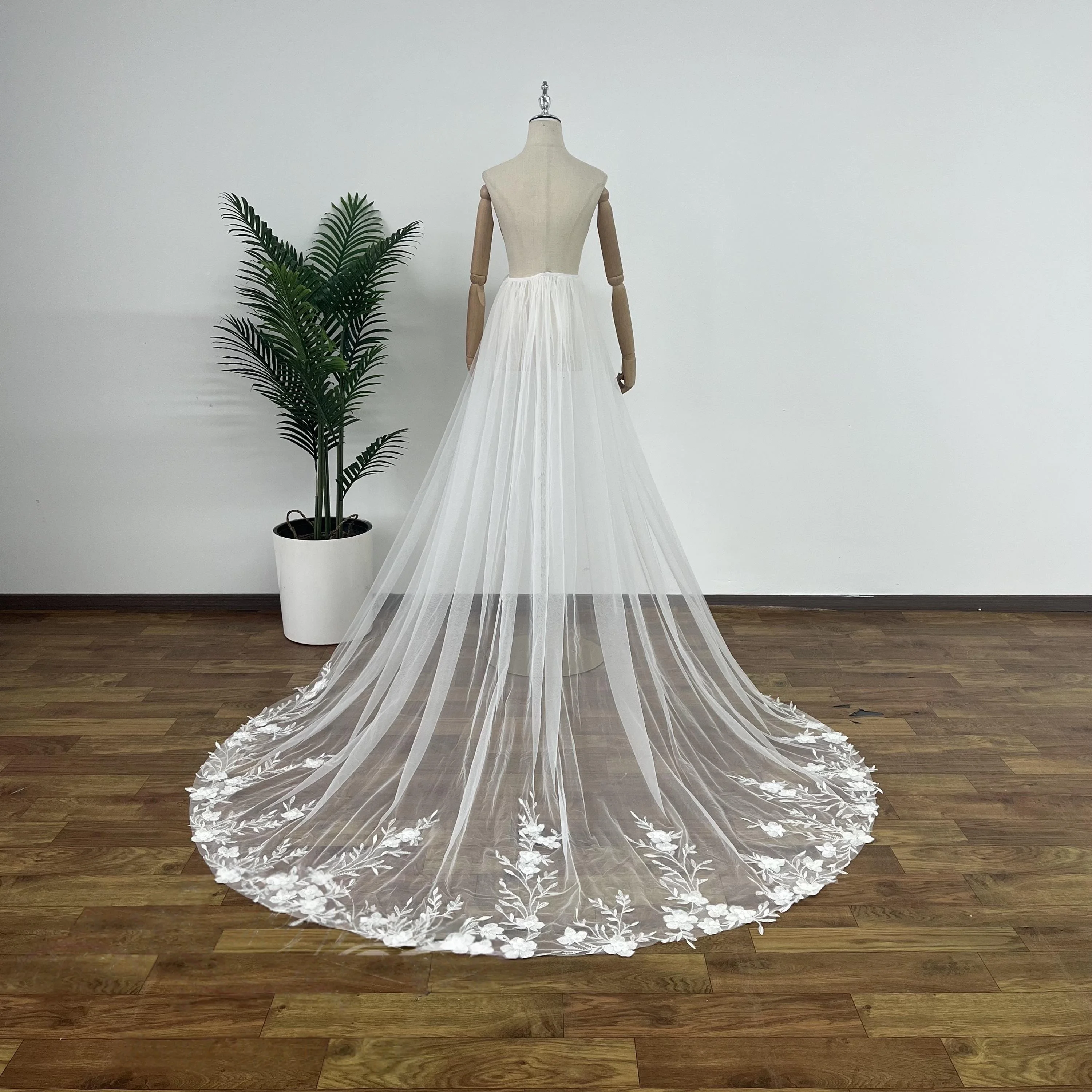 jupe-de-mariage-boheme-detachable-en-dentelle-florale-avec-appliques-de-fleurs-–-ideale-comme-surjupe-de-mariage