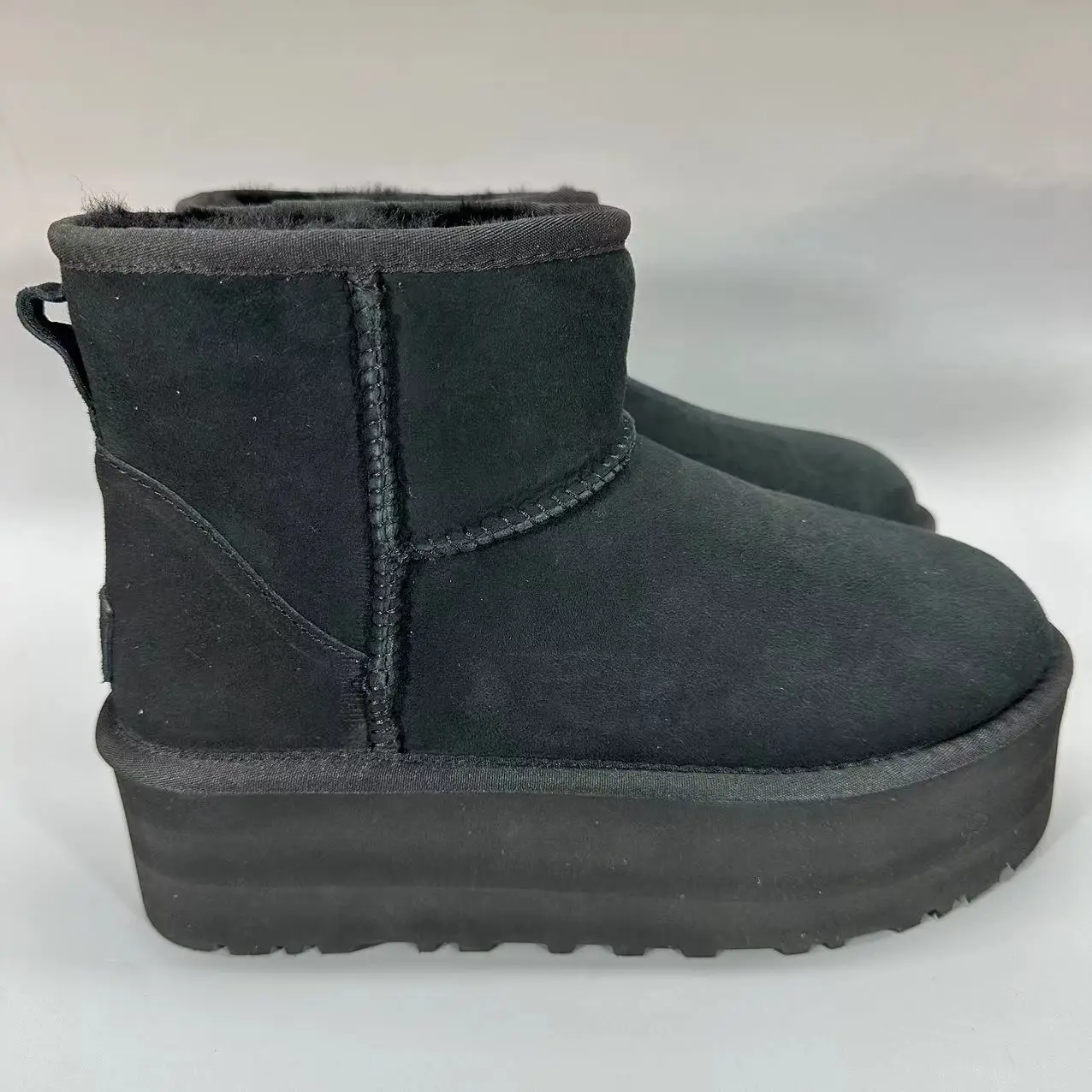 Botas de neve antiderrapantes abrangentes de lã de carneiro para mulheres, mini botas curtas, sapatos quentes de inverno, sapatos femininos espessados, 2024