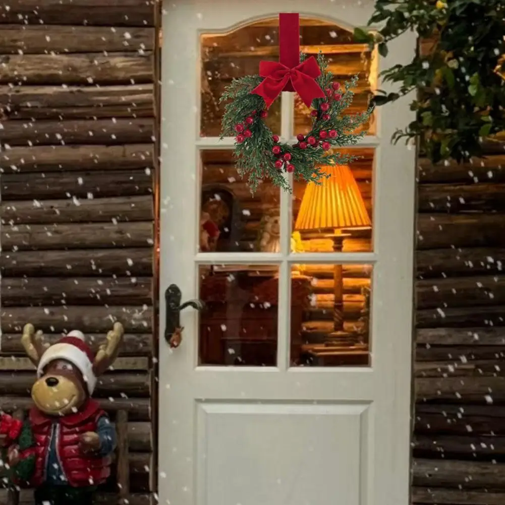Künstlicher Weihnachtskranz, 25,4 cm, Wintergrüner Kranz, Haustür, Urlaub, Veranda, Wanddekoration mit roten Beeren und Samtschleife – Detail 6