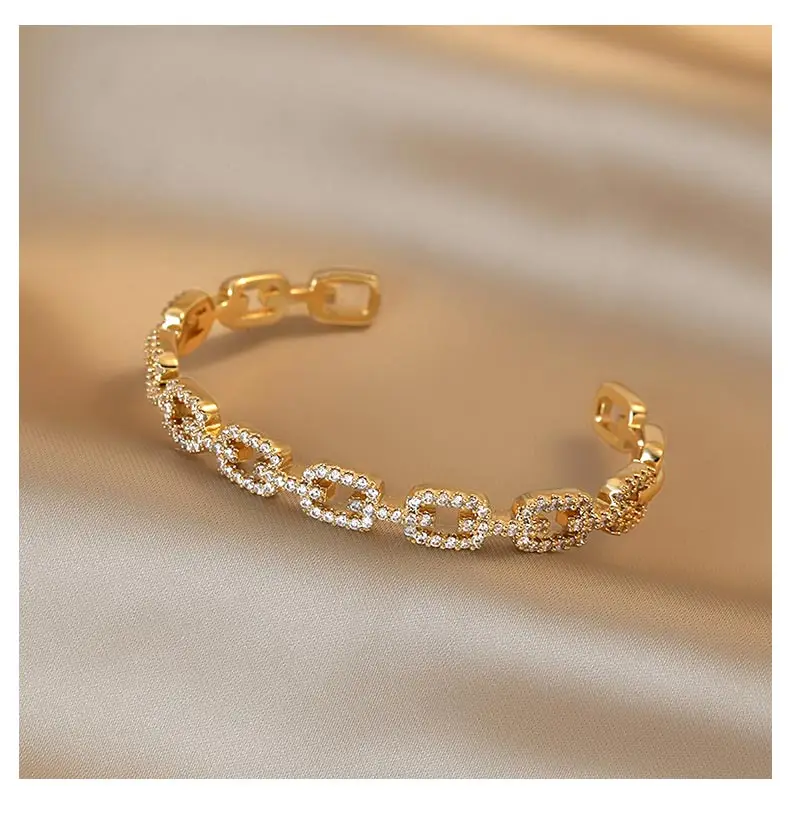 Luxuriöses, mit Mikro-Zirkonen besetztes, 18K vergoldetes Metall-Armband, elegantes Accessoire für Damen, trendiger Schmuck für Weihnachtsfeiern. – Detail 7