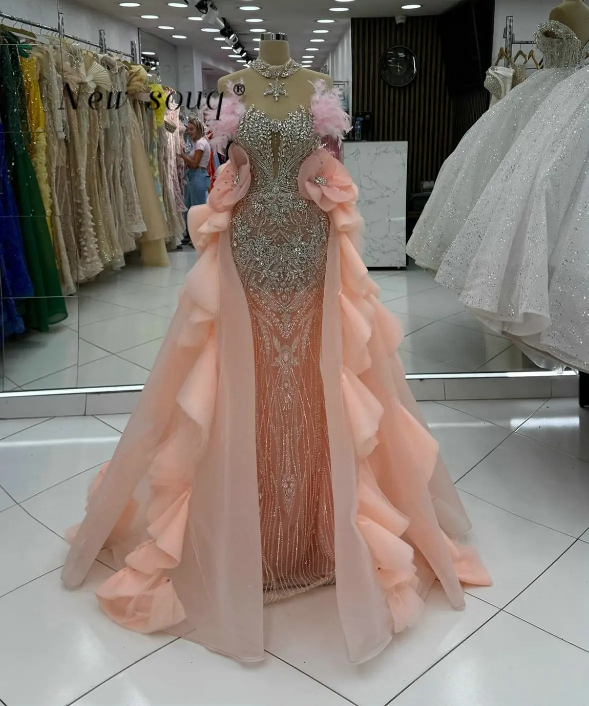 

Gorgeous Pink Crystals Feathers Party Dresses with Detachable Ruffles Train Customized Arabic Two Pieces Wedding Events Gowns