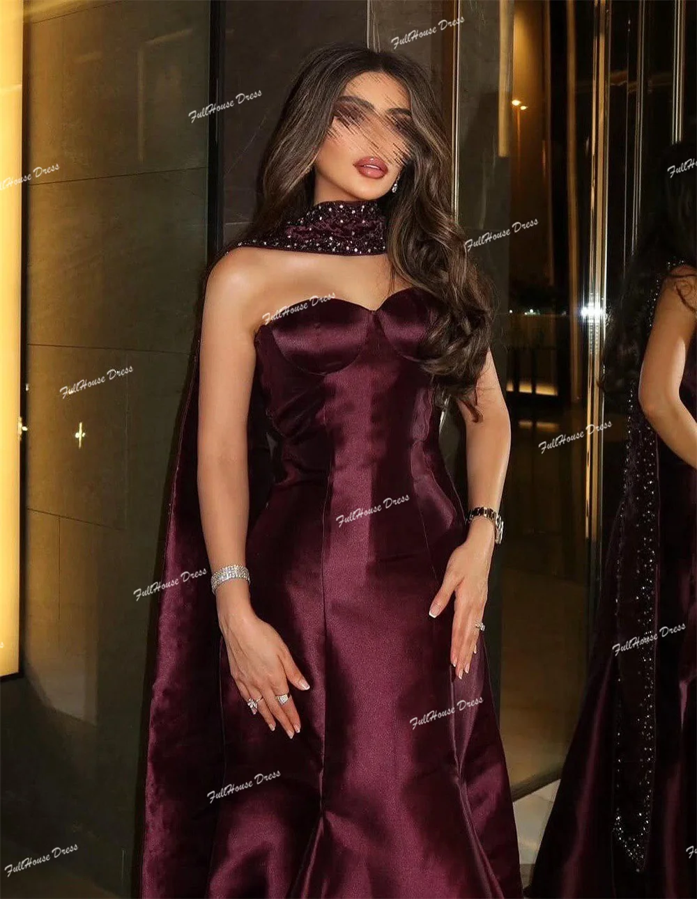 فستان سهرة سادة من الساتان بياقة على شكل قلب مصنوع حسب الطلب، فستان مثير بحورية البحر بدون ظهر بطول الأرض مع كيب مطرز