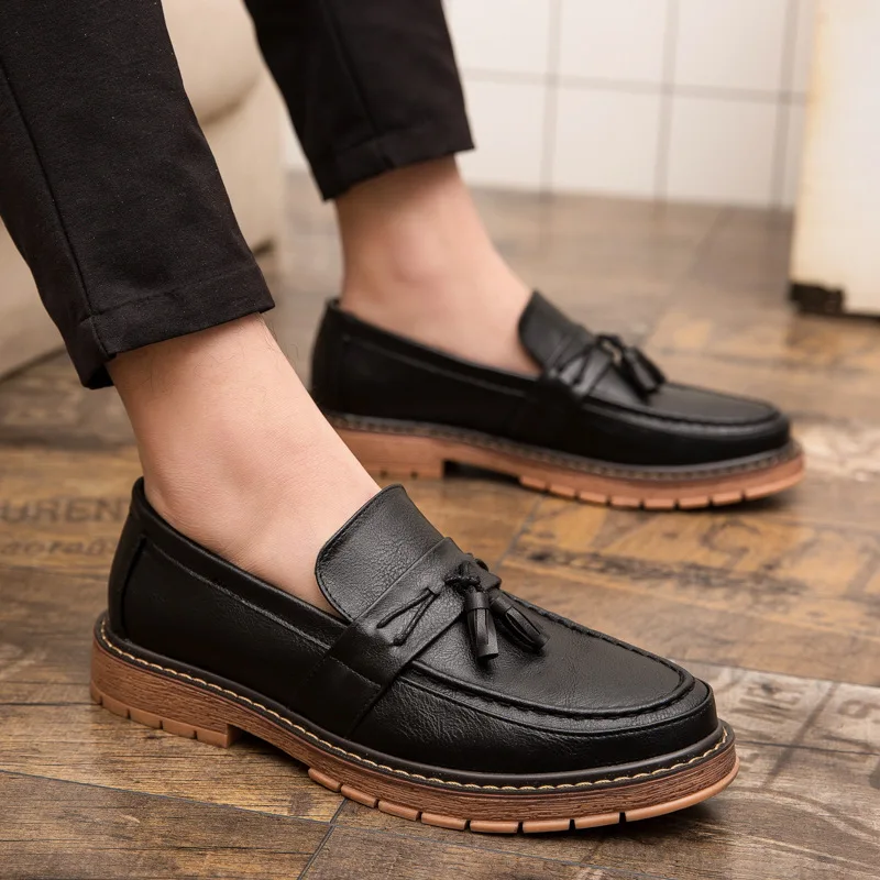 

slip-on thick soled casual leather shoes British retro round head handmade leather fringe lazy loafers men 2026