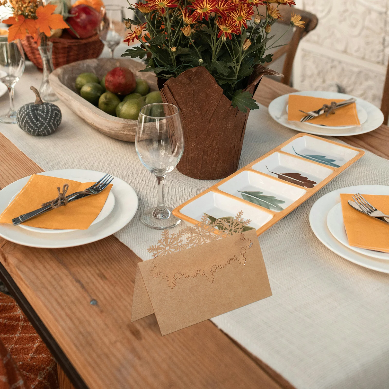 

Rustic Snowflake Place Cards 50pcs Brown Kraft Paper Tent Cards for Christmas Wedding Table Setting Holiday Dinner Name Tags