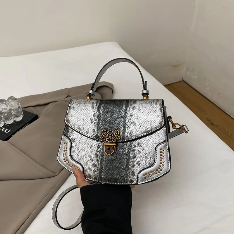 

Модная женская сумка через плечо с помпоном из искусственной кожи, маленькая квадратная весенняя повседневная сумка для покупок 2025 года