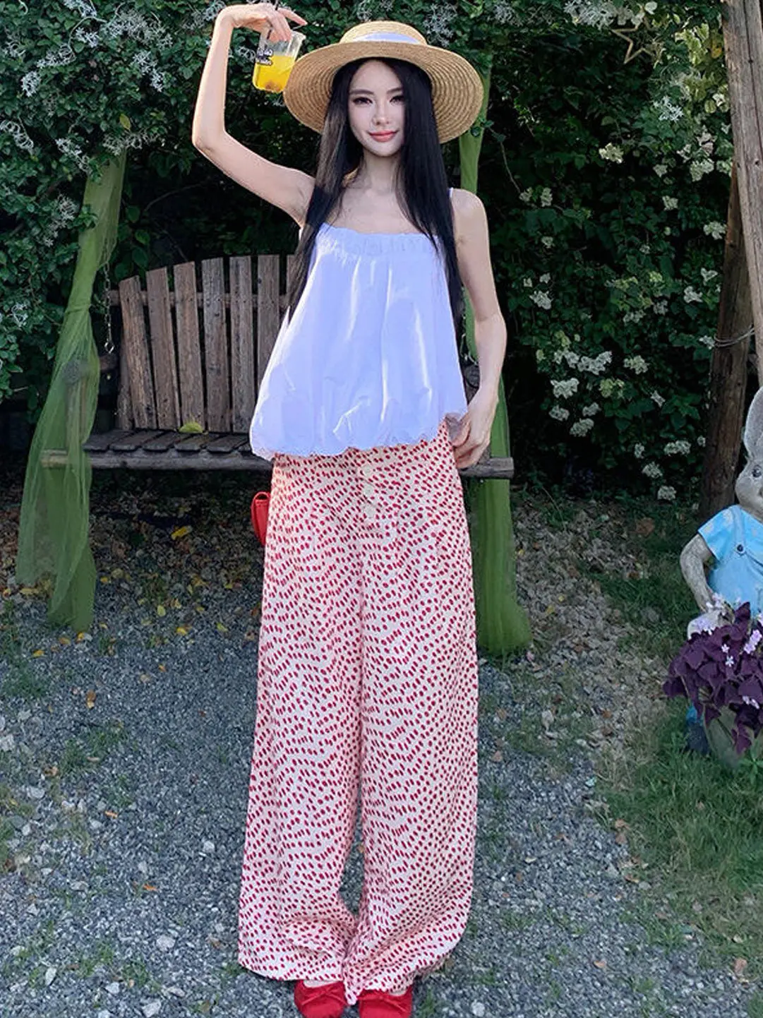 

Elegant White Strap Vest Women's Fashion Summer 2026 New Wide Leg Pants Set Versatile Slimming Design Sense Matching