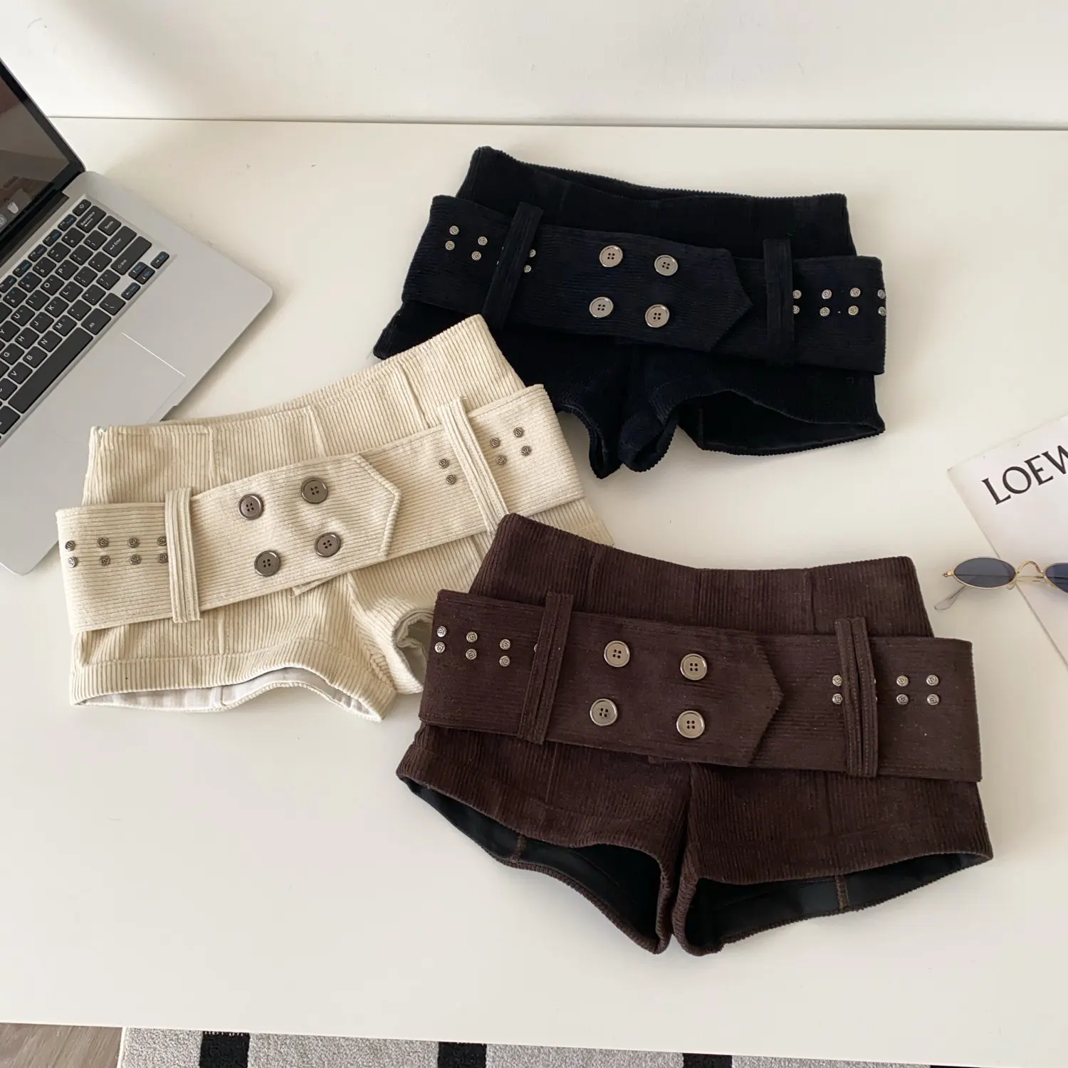 Clothland Women Sweet Corduroy Shorts With Wide Belt Zipper White Black Retro Vintage Female Sexy Mini Shorts SA84