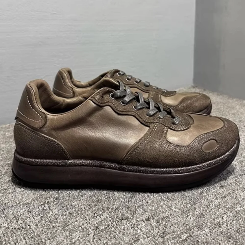Retro-style Decheng men's brown low-top genuine leather casual shoes, versatile and suitable for various occasions.