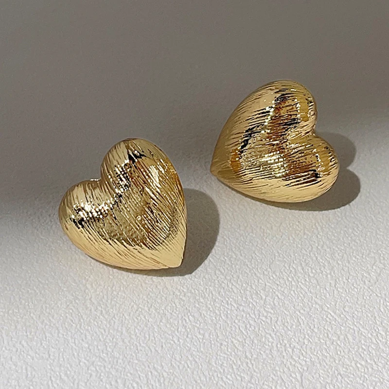 Satin-Metall-Herz-Ohrringe für Frauen, gebürstet, neues Design, niedlicher Stil, strukturiert, ausgefallener Modeschmuck, Party-Accessoires, Geschenke MQ041