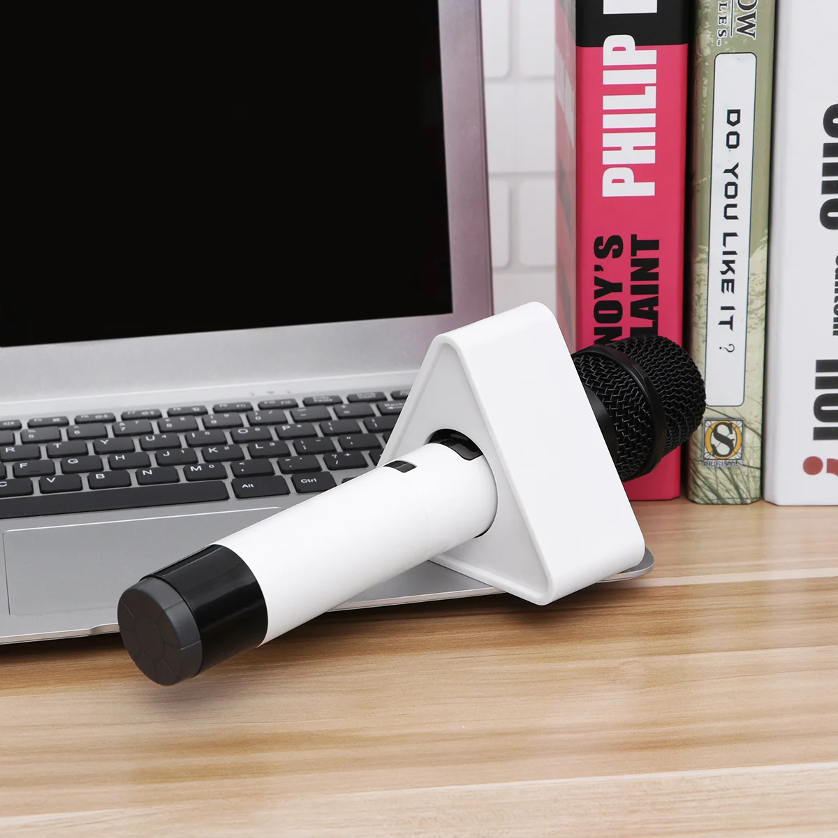 

ABS Portable Triangular Microphone Station Logo White Injection Molding Design Large Logo Area Suitable for Interview Microphone