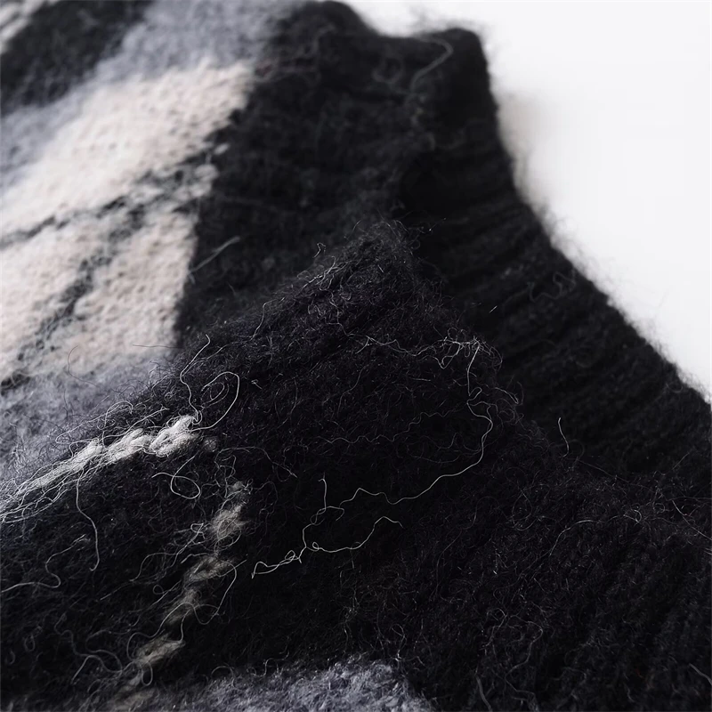 KEYANKETIAN 2025 Spring New Women's Argyle Sweater Pullover Retro style O-Neck Long Sleeve Loose Thick Plaid Split Knitted Top