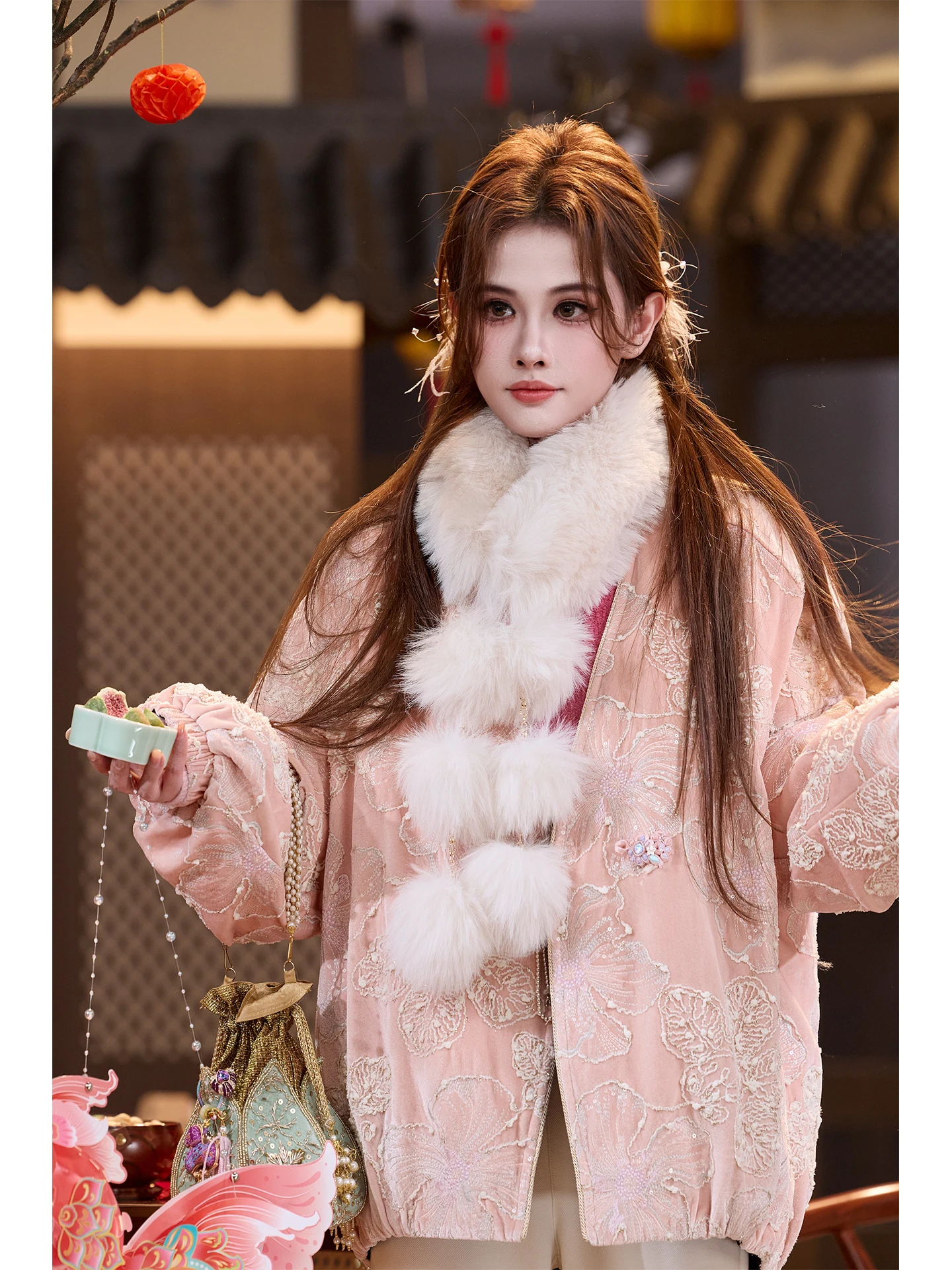 

Двусторонняя пуховая куртка Ele TUNT из осенне-зимней коллекции: мягкая, нежная, в национальном стиле, с пушистыми помпонами, теплая и уютная женская куртка