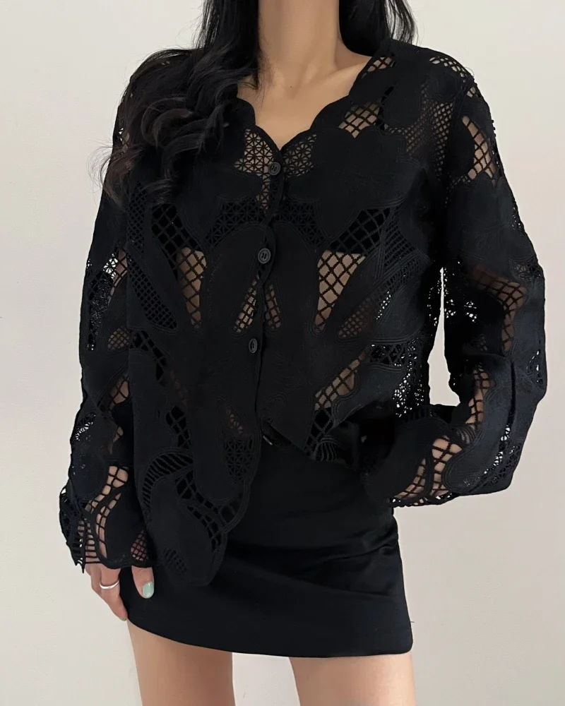 Elegancka bluzka koreańska, luźne topy damskie, elegancka koszula z koronką i dekoltem w serek, wiosenna moda, zapinana na haftowane kwiaty, ażurowy wzór, uniwersalna.