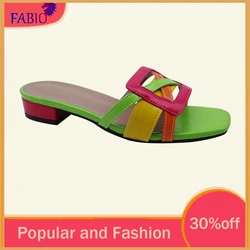 2024 Najnowsze popularne rekreacyjne kapcie plażowe z odkrytymi palcami, płaskie kapcie na niskim obcasie, łączone wielokolorowe, codzienne, imprezowe kapcie damskie