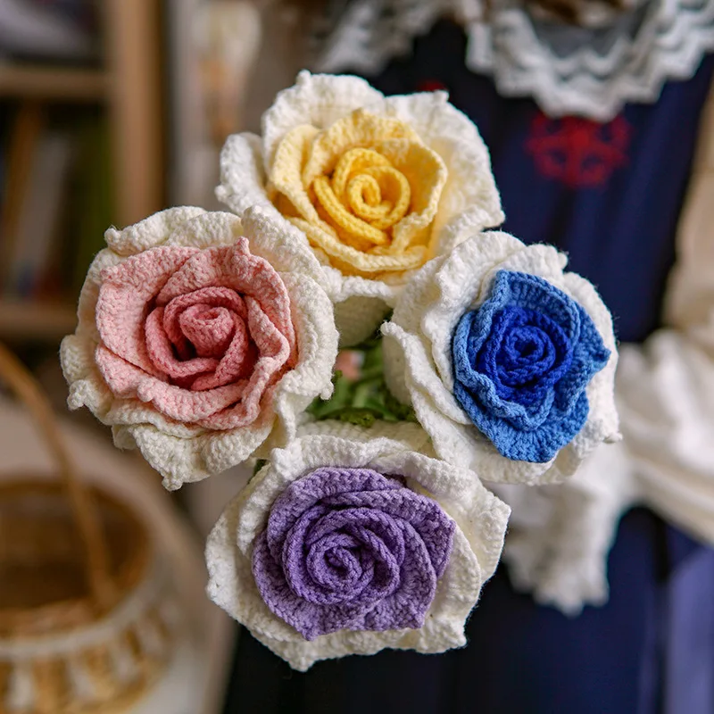 

Roses Holding Gradient Bouquet Hand Knitted Wool Simulation Flowers Gift for Girlfriend Home Flower Arrangement Decoration