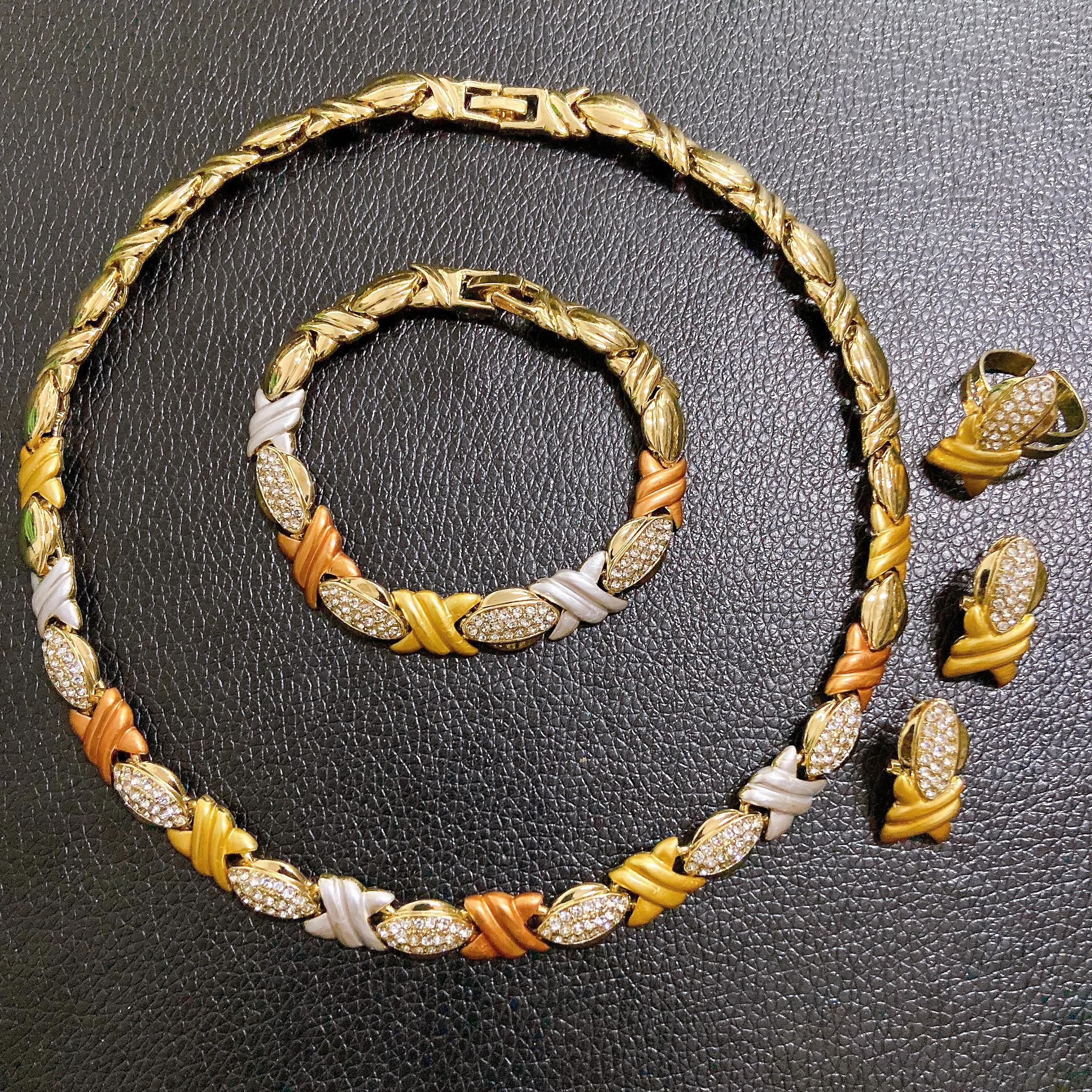 

Yulaili модные текстурированные трехцветные украшения со стразами Fine llaveros воротник Pulseras pin Pendientes щупальца Anillo комплект из 4 предметов