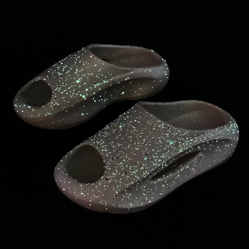 New summer children's sandals and slippers that light up at night and are beautiful, fashionable, soft and comfortable