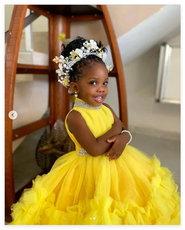 Gelbe High Neck Blumenmädchenkleider Maßgeschneiderte Prinzessin Rüschen Kinder Ballkleid Mädchen Erster Geburtstag Partykleid
