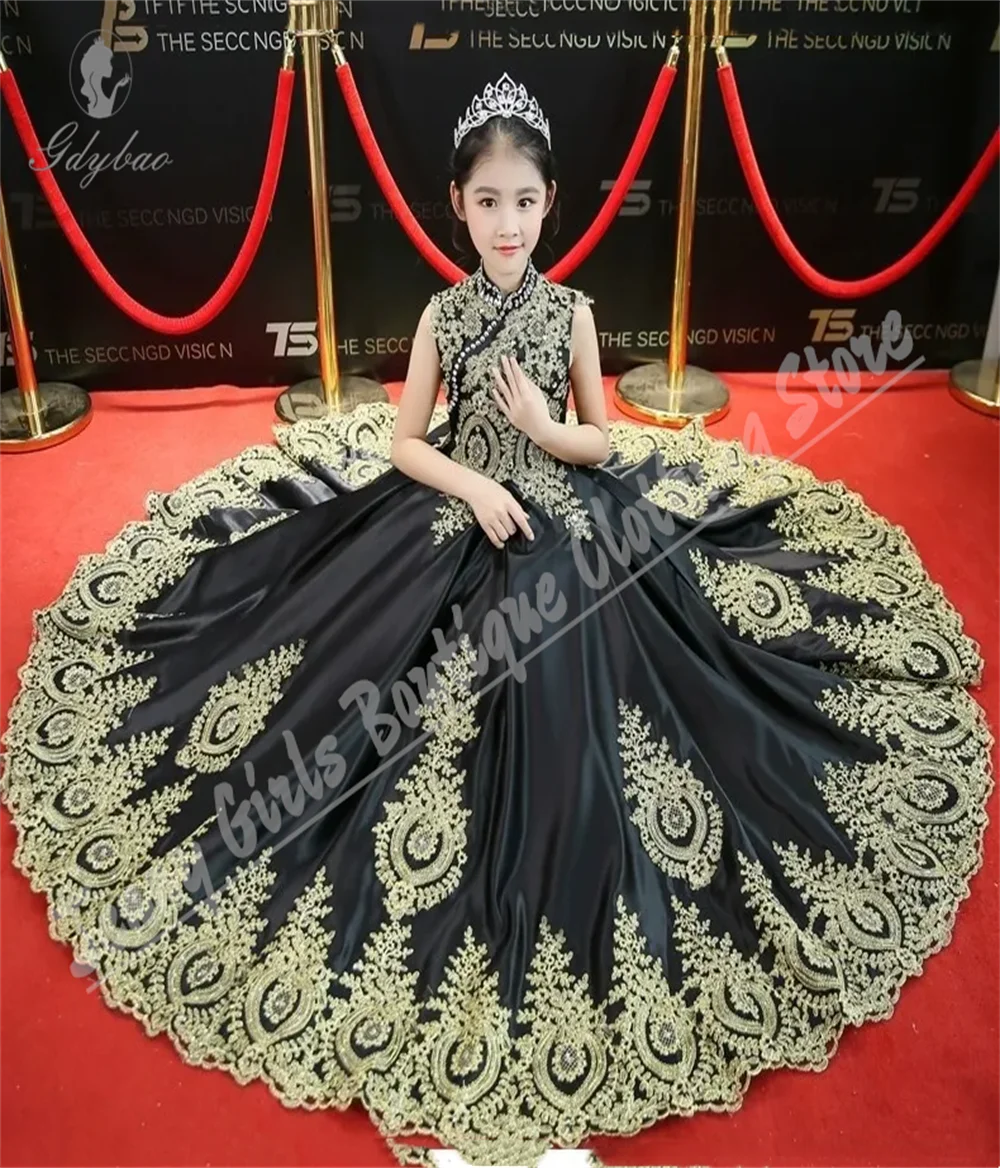 黒のエレガントなフラワーガールドレス結婚式用ふわふわゴールドレースアップリケ付き子供の聖体拝領に適した結婚式パーティーの服装