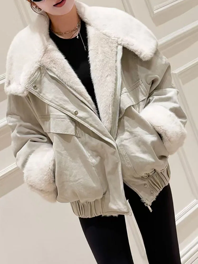 

A new stylish and versatile casual denim jacket with a fleece and cotton collar for women in the autumn and winter of 2025