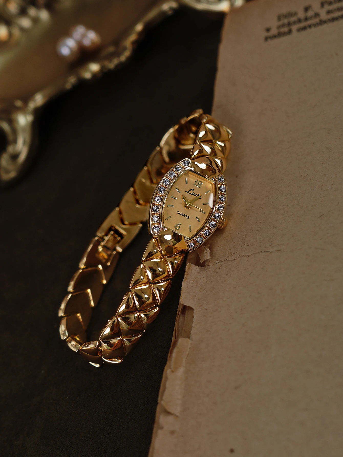 1 new gold French classic high-class elegant exquisite ladies quartz watch stainless steel strap inlaid with drill dial with literary and leisure niche design suitable for daily wear and birthday gifts