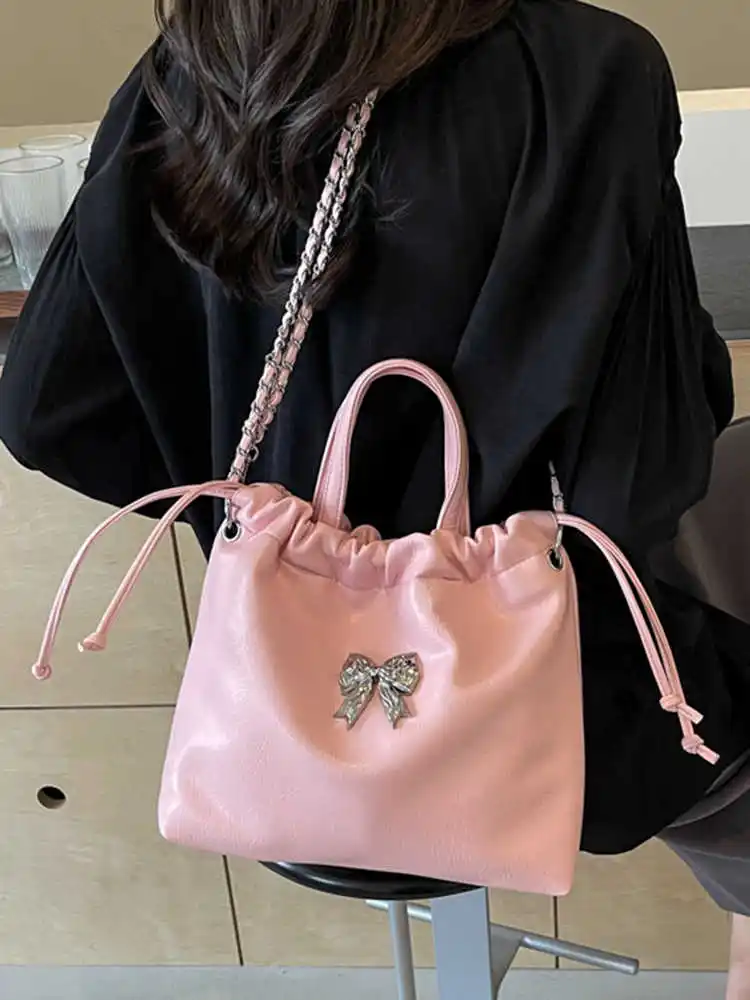Borse tote da pendolare con coulisse di grande capacità da donna 2025 Nuova borsa a tracolla con catene decorate con fiocco Zaino versatile per studenti universitari