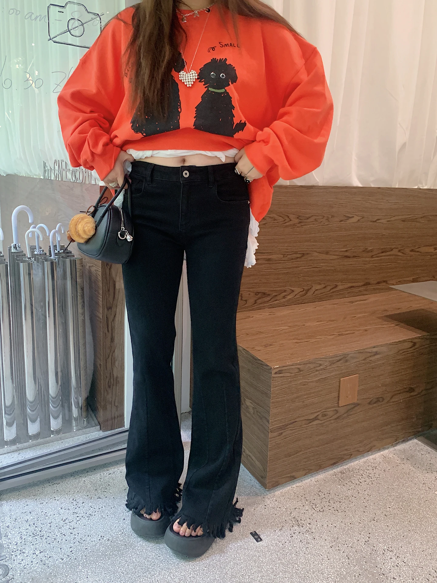 

Расклешенные джинсы с высокой талией, женские джинсовые брюки с потертым подолом, повседневные брюки больших размеров с эффектом похудения, осень-зима, новое поступление