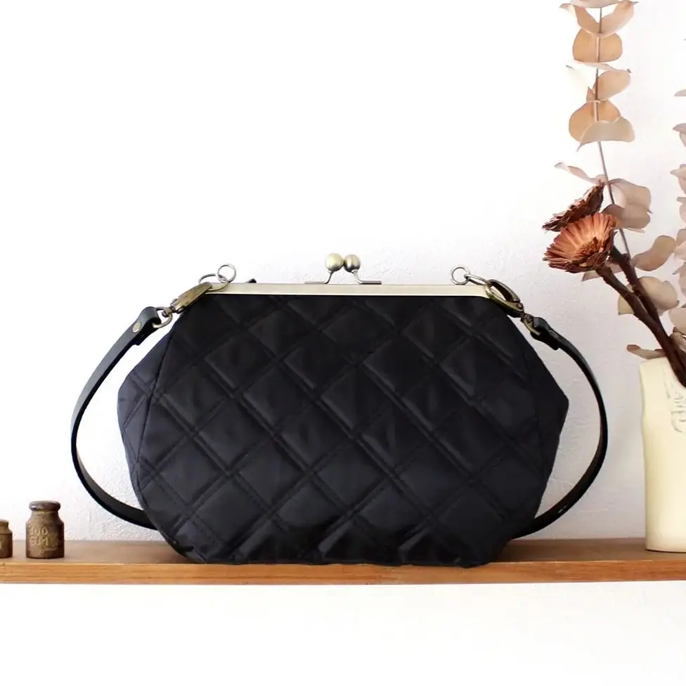 

LOST IN VINTAGE Ox Quilted Shoulder Bag Clutch Metal Frame Kiss Lock and Metal Handle Purse Clutchs with a Strap 30x20x10cm