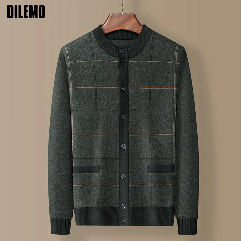 เสื้อคาร์ดิแกนไหมพรมแฟชั่นแบรนด์ใหม่คุณภาพสูง ลายสก็อตสุดอินเทรนด์ เสื้อโค้ทลำลองสำหรับฤดูใบไม้ร่วงและฤดูหนาว เสื้อแจ็คเก็ตผู้ชาย