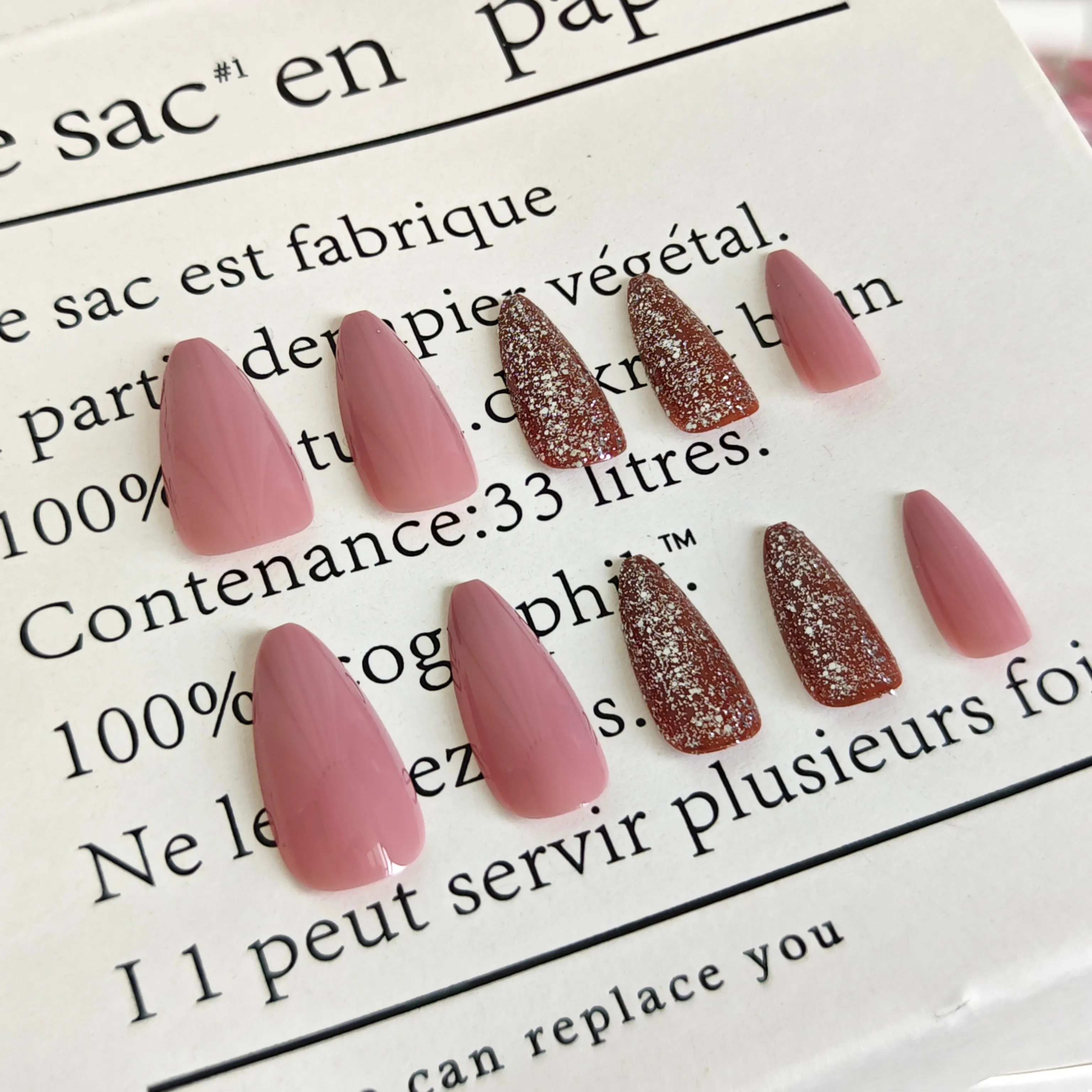 

24pcs Muted Red Glitter Nails Cinnamon Glitter Almond Press-Ons Medium-long Lengt False Nails With Wearing Tools