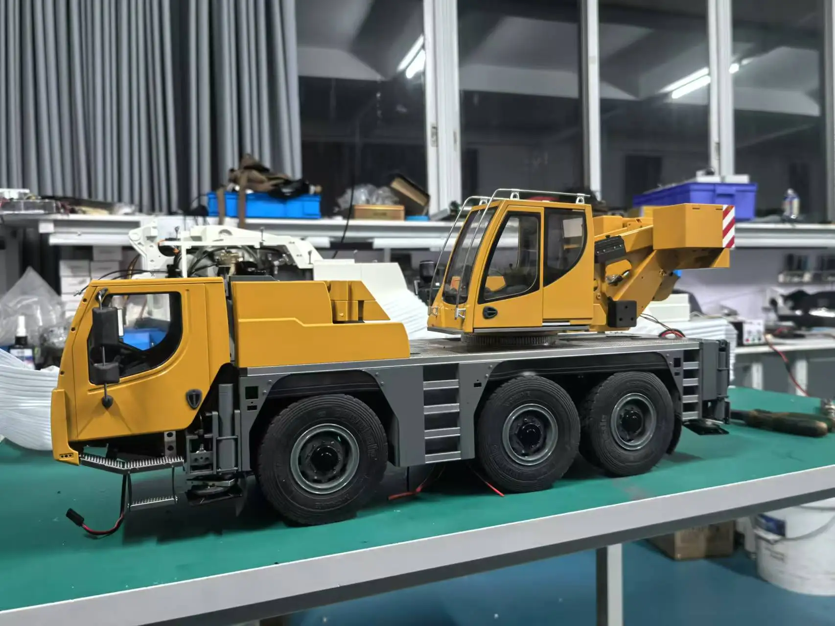 Deposit of Toy 1/14 Eyewhale D1050 RC Crane Radio Control Heavy Machine Constructions Vehicle Painted Assembled Truck Car Model