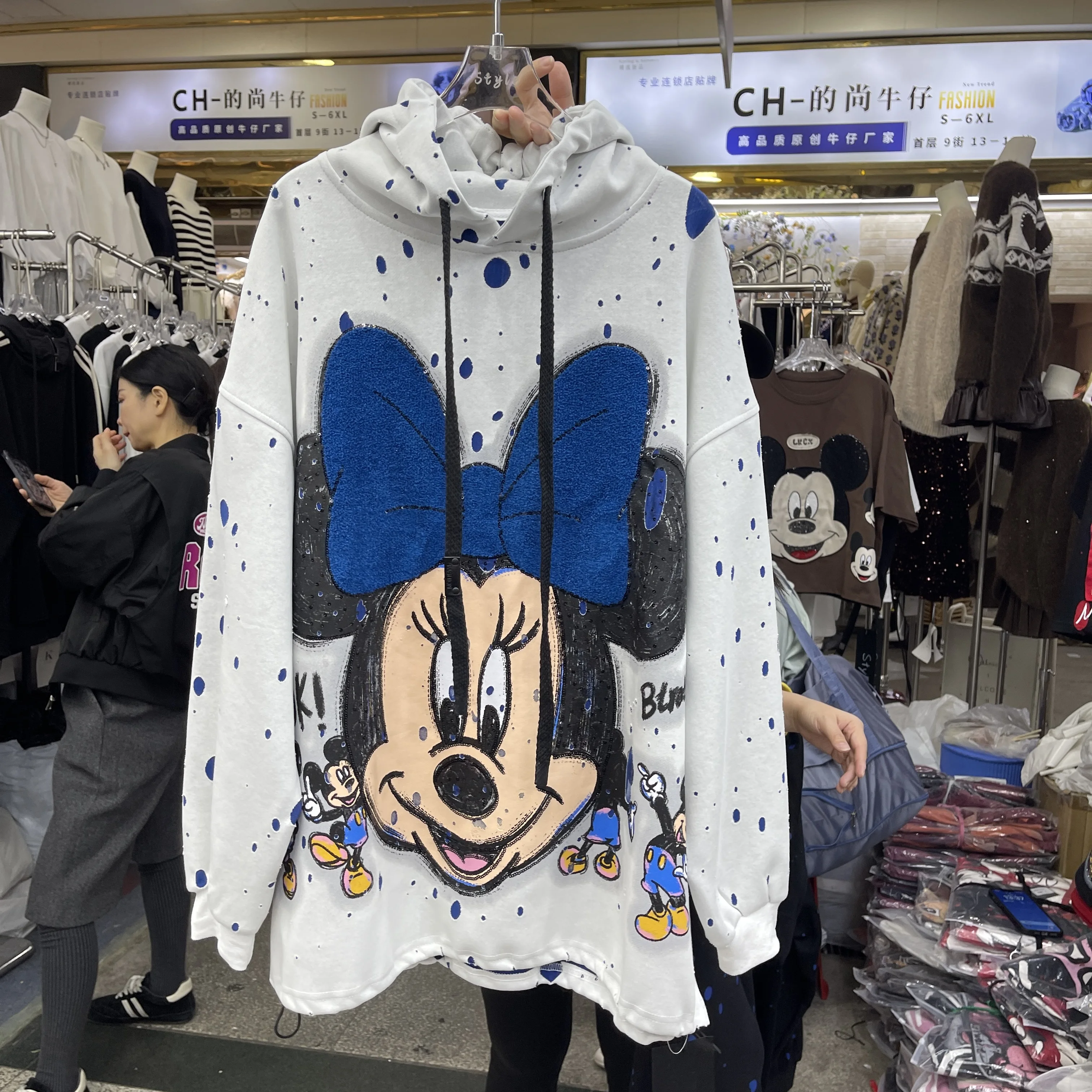 Modna bluza z długim rękawem na wiosnę i jesień, luźna bluza z kapturem dla studentek, oversize, haftowana bluza damska z motywem Myszki Miki i dziurami.