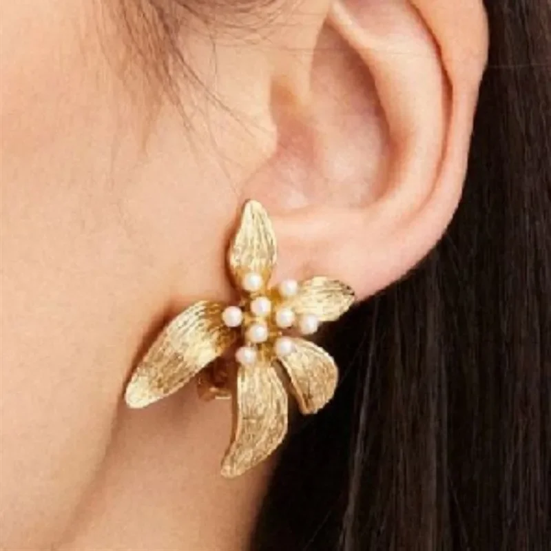 أوسكار دي لا رينتا المتضخم اللؤلؤ إسقاط أقراط المرأة الأزهار المينا مجوهرات الأذن الأصفاد شخصية مبالغ فيها منتصف القرن