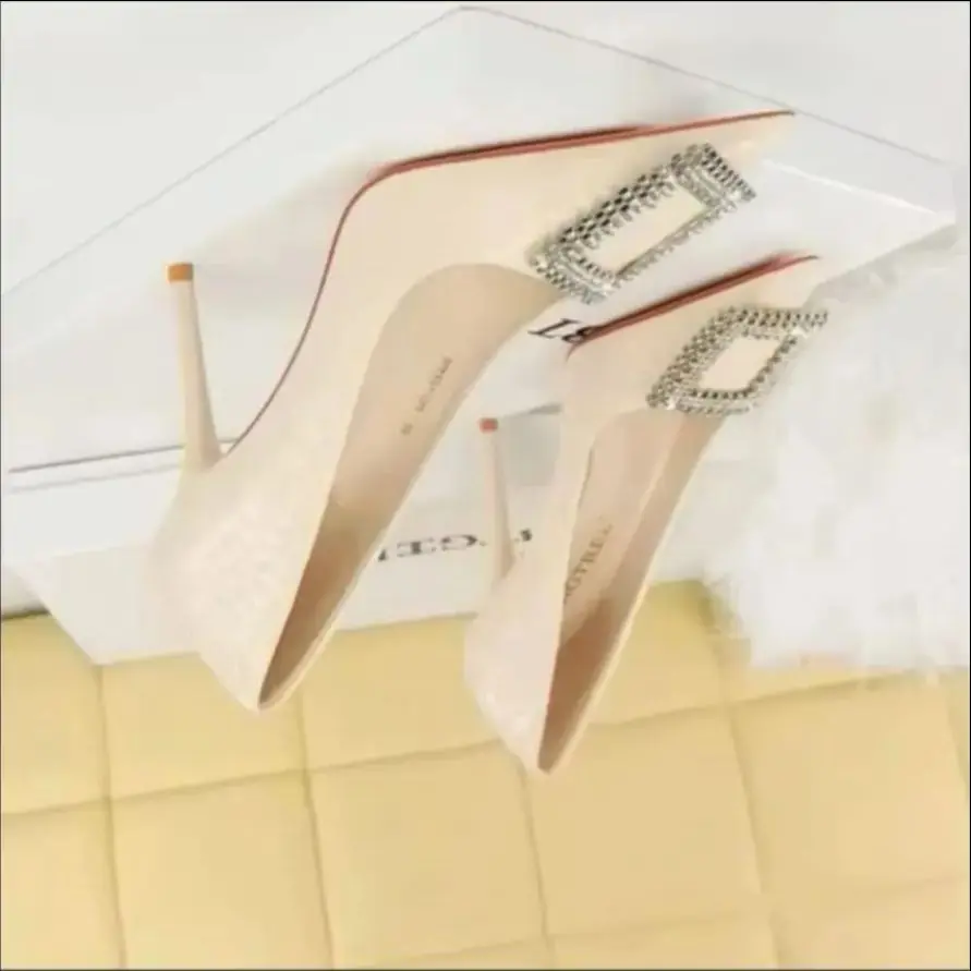 

Женские туфли-лодочки на высоком каблуке 10 см с острым носком и металлической пряжкой, женские туфли-лодочки из змеевидной глянцевой лакированной кожи для свадебного мероприятия, зеленые туфли телесного цвета